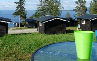 Campingplatz in Norwegen mit Hütten und Plastikbecher im Vordergrund