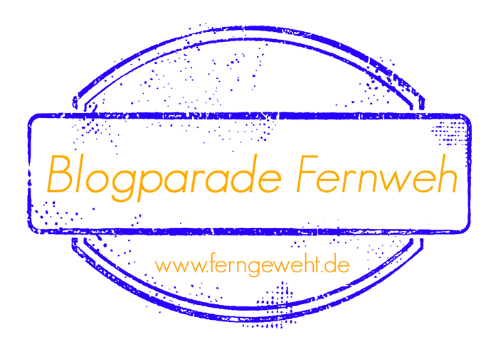 Banner der Blogparade. Eine Tafel auf der "Blogparade Fernweh" steht auf einer ovalen Platte in der die Webseite "www.ferngeweht.de" steht.