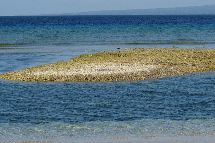 Blaues Wasser mit Sandbank