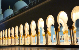 Säulengang der Scheich-Zayid-Moschee in Abu-Dhabi