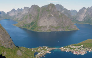 Blick über Meer und Berge vom Reinebringen