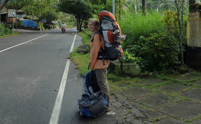Rucksack Mit Rucksack am Straßenrand