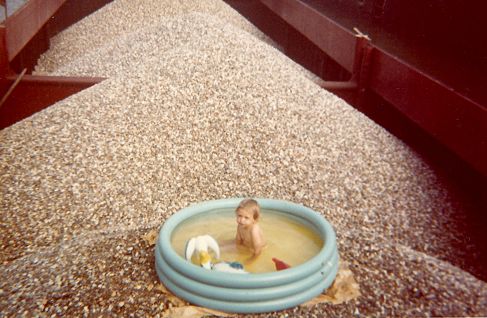 Sabine im Planschbecken auf Kies