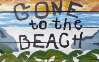 Schild "Gone to the Beach"