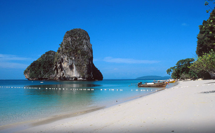 Phra Nang Beach in Thailand mit Felsen im Wasser