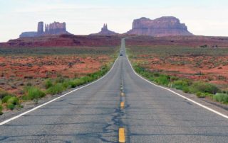 Blick über Straße zum Monument Valley, USA