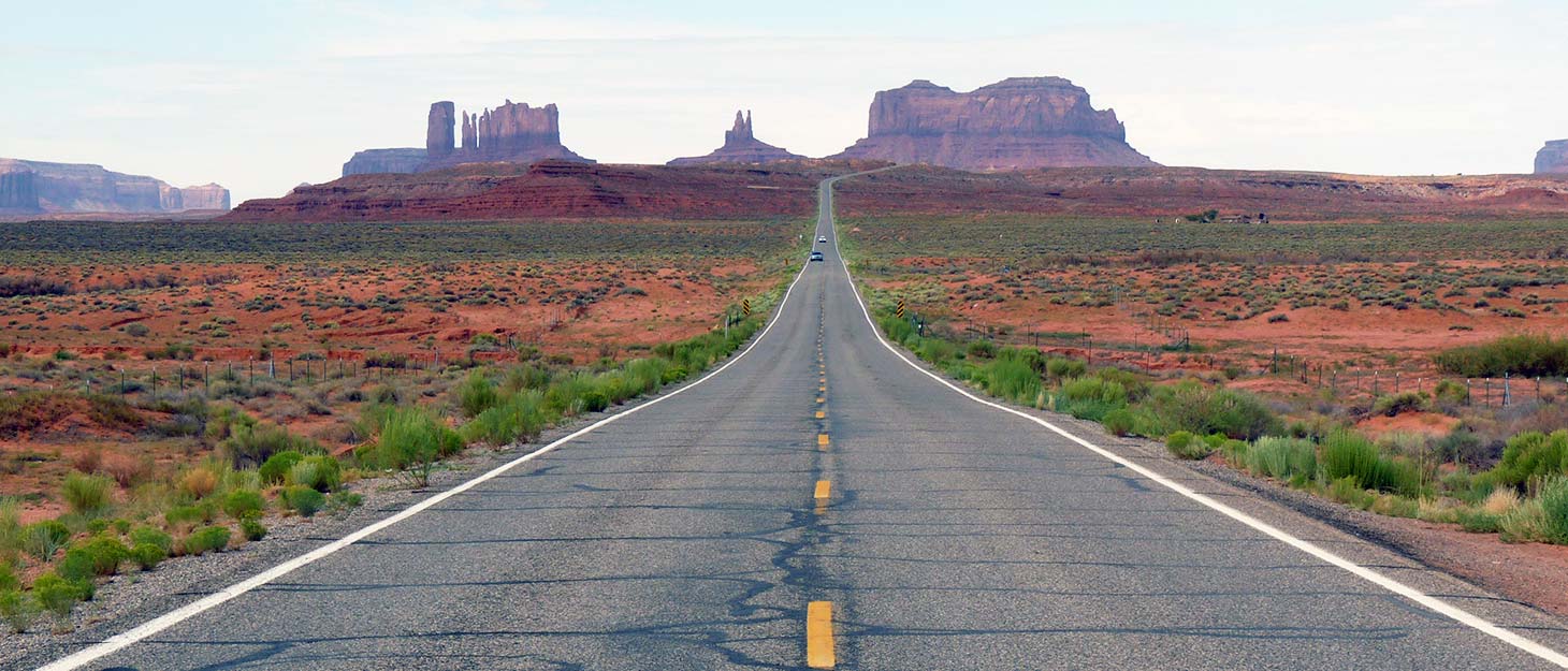 Blick über Straße zum Monument Valley, USA