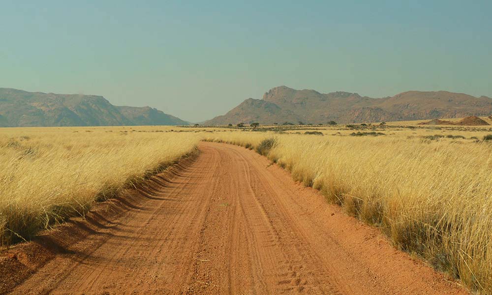 Rote Sandpist auf Route in Namibia