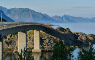 Brücke übers Meer auf Route Norwegen