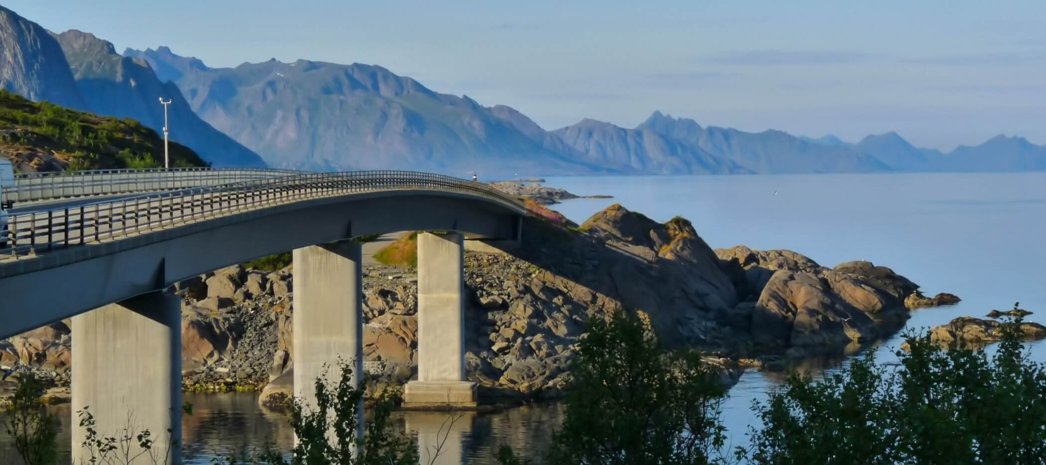 Brücke übers Meer auf Route Norwegen