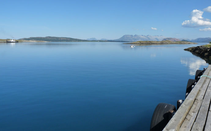 Stilles Wasser am Meer in Norwegen