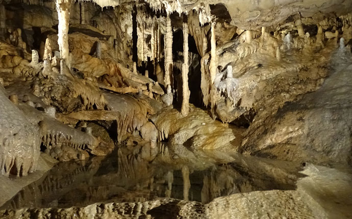 Stalagmiten und Stalagtiten in der Grotte von Han