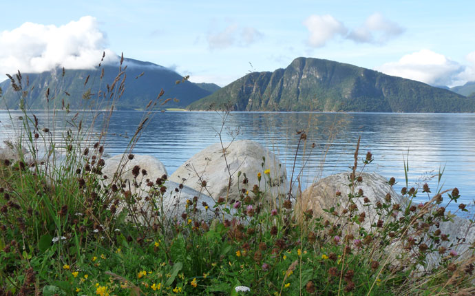 Blick über einen See in Norwegen