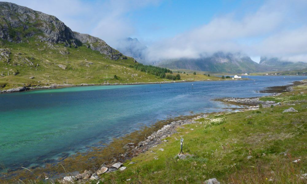 Blauer Fluss vor Hügeln