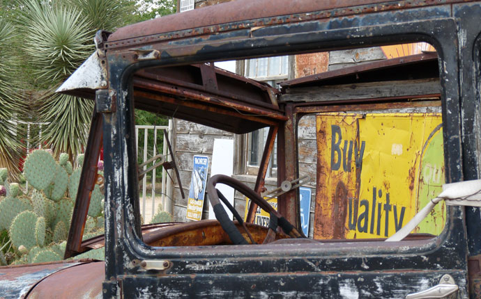 Altes Auto mit Schild "Buy Quality"