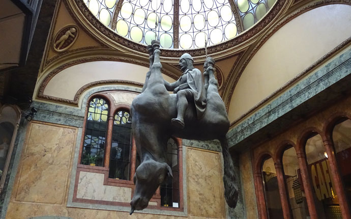 Pferd von David Černý in Prag
