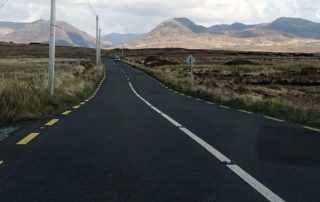 Straße durch die Berge in Irland