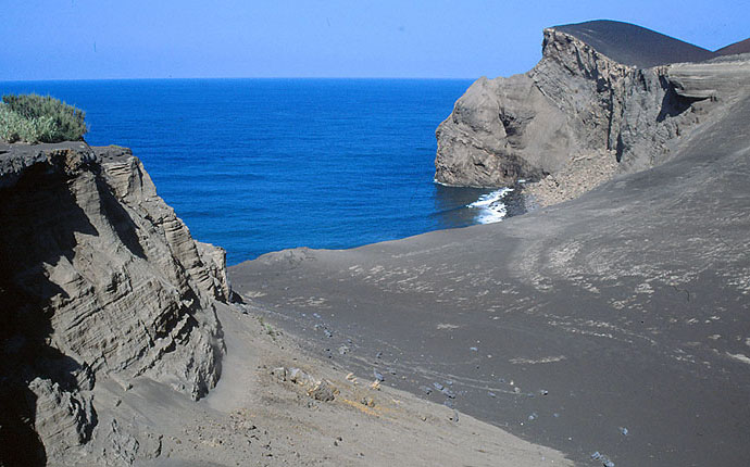 Lava am Meer auf den Azoren in Ponta Capelinhos