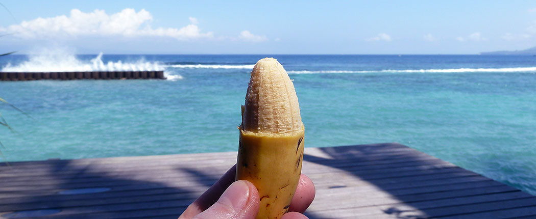 Mini-Banane am Strand in Indonesien