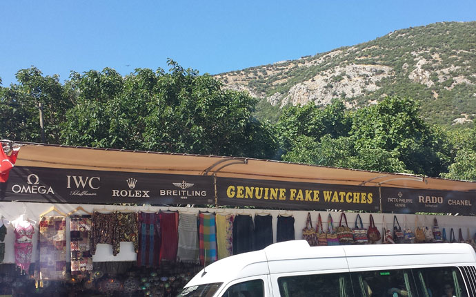 Schild am Verkaufsstand Genuine Fake Watches