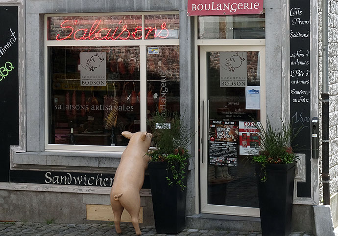 Schwein vor der Metzgerei