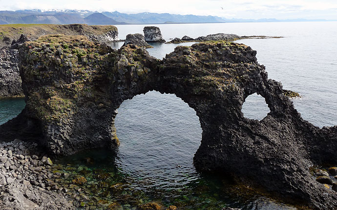 Felsloch bei Arnastapi in Snaefelsnes