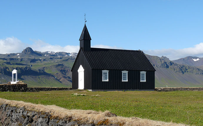 Schwarze Holzkirche in Budir