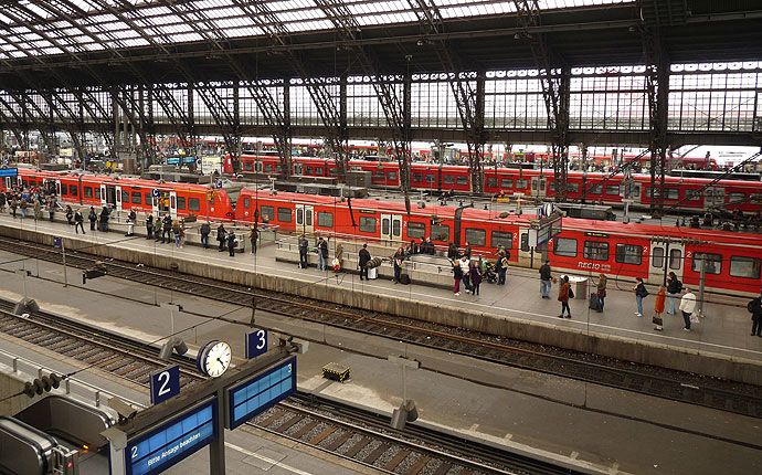 Züge an den Gleisen am Bahnhof