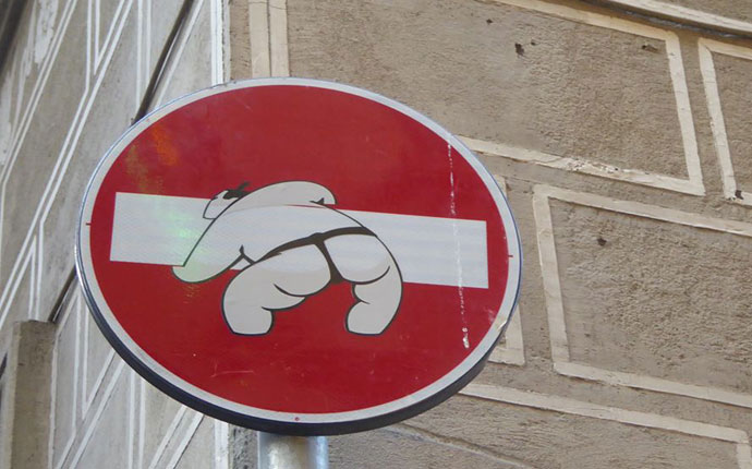 Durchfahrt-verboten-Schild mit einem Sumoringer