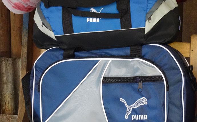 2 Sporttaschen mit zwei Puma-Aufnähern