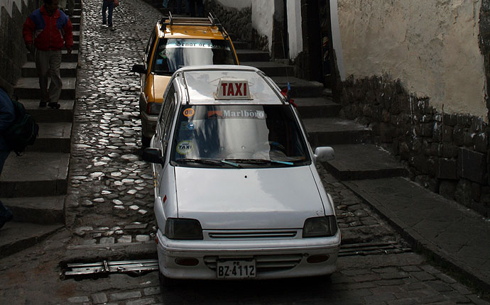 Zwei Taxis in Peru auf einer Kopfsteinpflasterstraße