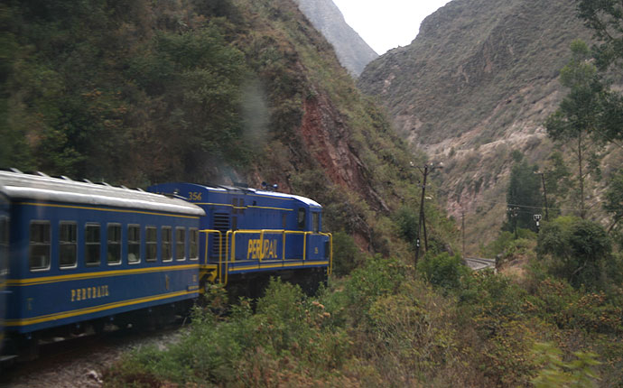 Zug fährt durch die Berge in Peru