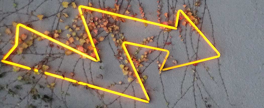 politically-correct Neon-Blitz an Hauswand