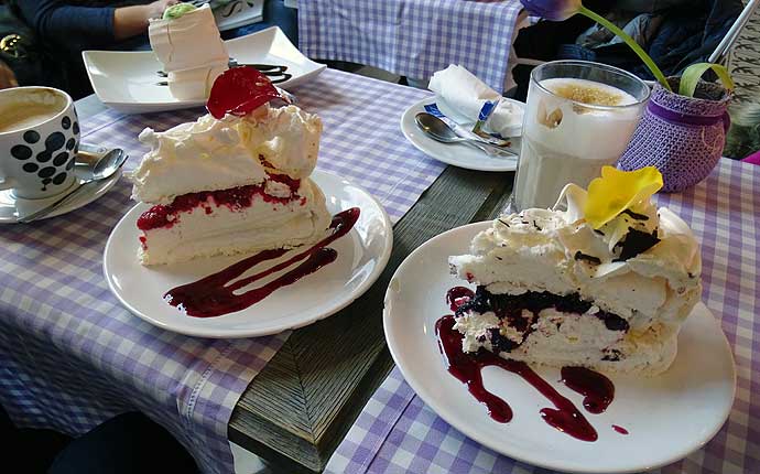 Warschau: zwei Stücke Sahnetorte im Café Croque