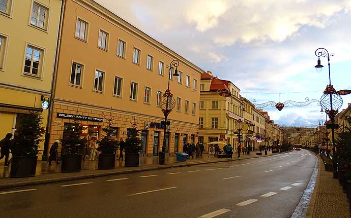 Warschau: Straße mit gelben Häusern