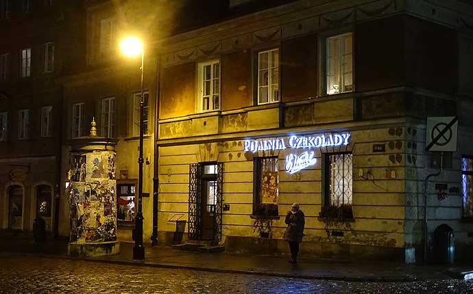 Warschau bei Nacht: Altstadt mit Litfasssäule