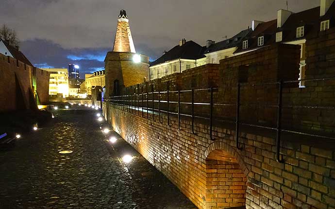 Warschau bei Nacht: angestrahlte Stadtmauer