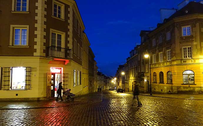 Warschau bei Nacht, nasse Straße