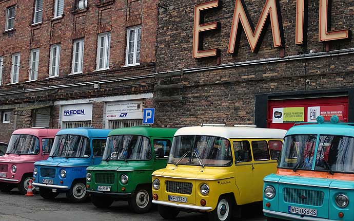 Warschau: Bunte Autos neben dem Neon-Museum