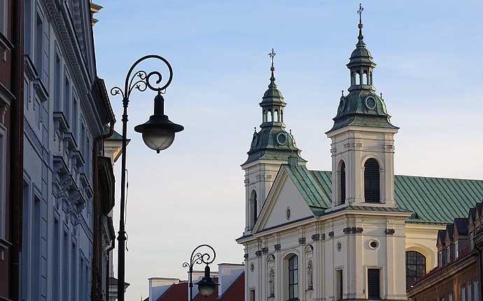 Warschau Kirche und Straßenlaternen