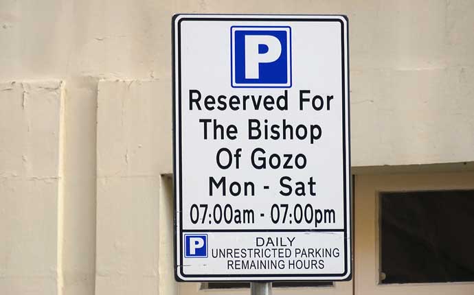 Parkschild "Reserved for the Bishop of Gozo"