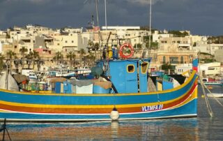 Buntes Schiff in Hafen von Marsaxlokk auf Malta