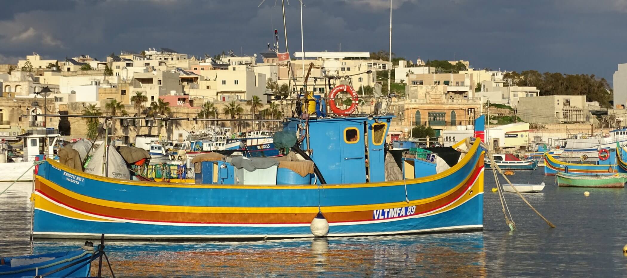 Buntes Schiff in Hafen von Marsaxlokk auf Malta