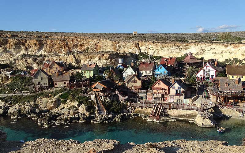 Bunte Häuschen in Popeye Village auf Malta