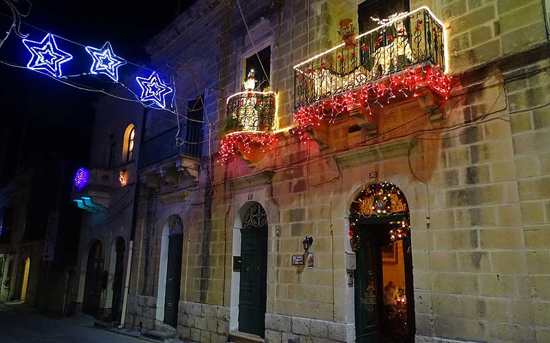 Weihnachtsdekoration im nächtlichen Malta