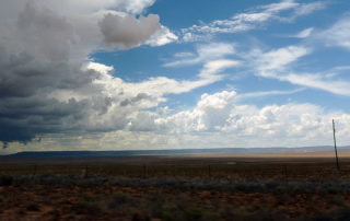 Dunkle Wolken ziehen über die Landdschaft