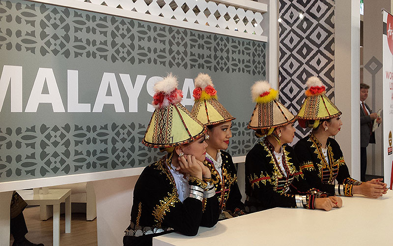 ITB 2017: Vier Frauen mit traditionellen Hüten am Stand Malaysia