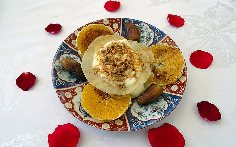 Nachtisch mit Kuchen und Orangen im Riad in Marrakesch