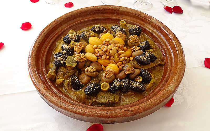 Tajine mit Lamm, Nüssen und Backpflaumen im Riad in Marrakesch