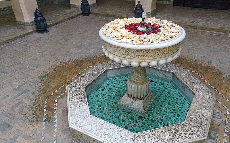 Brunnen mit Blütenblättern im Riad in Marrakesch